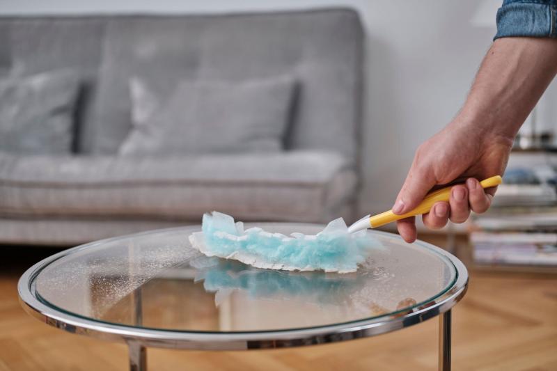 Swiffer Staubmagnet Kit 1 Griff und 3 Tücher, nimmt 3x mehr Staub & Haare auf und schließt diese ein