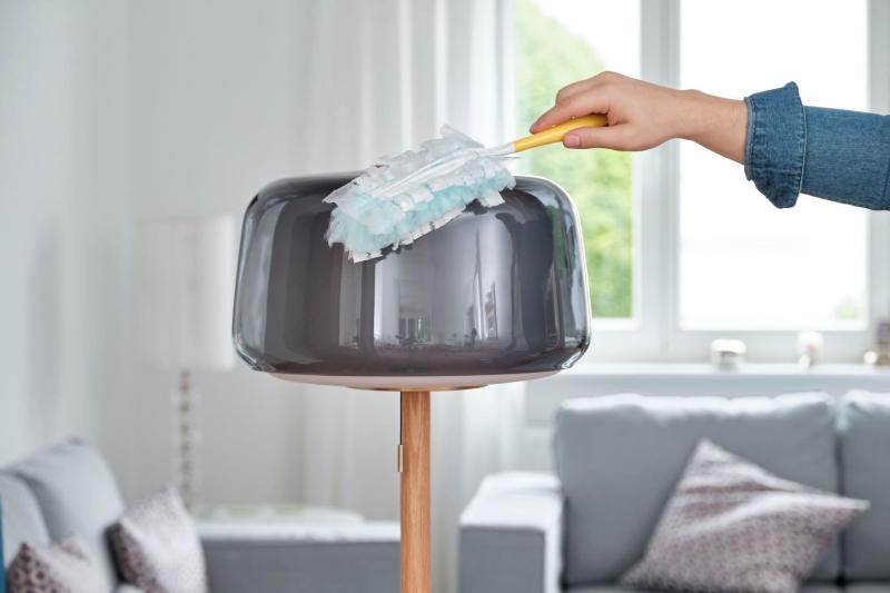 Swiffer Staubmagnet Kit 1 Griff und 3 Tücher, nimmt 3x mehr Staub & Haare auf und schließt diese ein