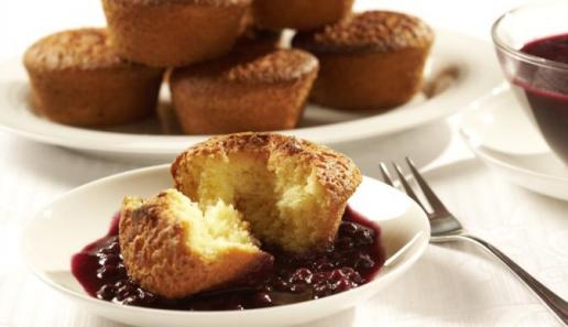 Eierlikörmuffins mit Heidelbeersauce Eierlikörmuffins mit Heidelbeersauce
