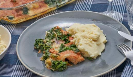 Seelachs-Filet mit Spinat in Tomatensauce überbacken Seelachs-Filet mit Spinat in Tomatensauce überbacken