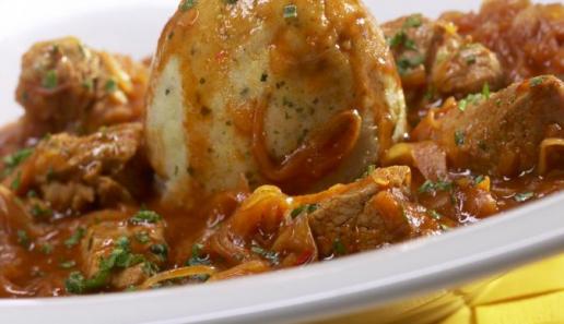 Szegediner Gulasch mit Semmelknödel Szegediner Gulasch mit Semmelknödel