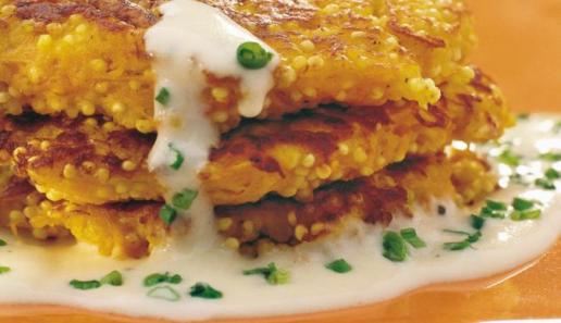 Möhrenpuffer mit Käse-Sauce Möhrenpuffer mit Käse-Sauce