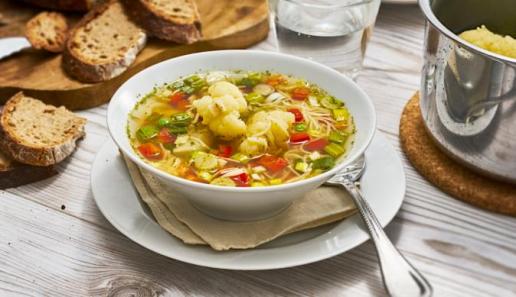 Bunte Frühlingssuppe mit Gemüse Bunte Frühlingssuppe mit Gemüse