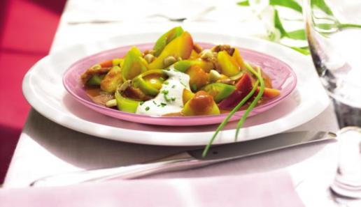 Feines Kartoffelgulasch mit Schnittlauchsahne Feines Kartoffelgulasch mit Schnittlauchsahne
