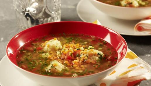 Bunte Grießklößchen-Suppe mit roten Linsen Bunte Grießklößchen-Suppe mit roten Linsen