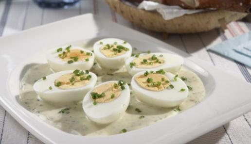 Eier mit kalter Kräutersauce Eier mit kalter Kräutersauce