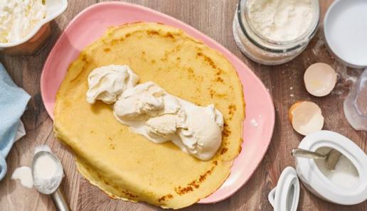 Crêpes mit Eis und Vanille-Sahne Crêpes mit Eis und Vanille-Sahne