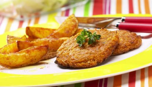 Möhrenfrikadellen mit Kartoffelspalten Möhrenfrikadellen mit Kartoffelspalten