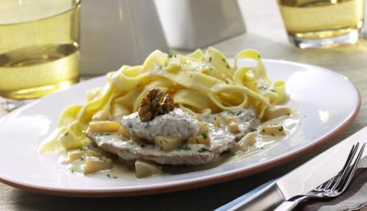 Kalbsschnitzelchen mit Birnen und Frischkäse-Walnuss-Topping Kalbsschnitzelchen mit Birnen und Frischkäse-Walnuss-Topping