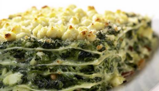 Spinatlasagne mit Schafskäse und Pinienkernen Spinatlasagne mit Schafskäse und Pinienkernen