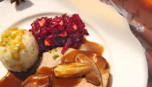 Rinderbraten mit Schalotten in Rotweinsoße Rinderbraten mit Schalotten in Rotweinsoße