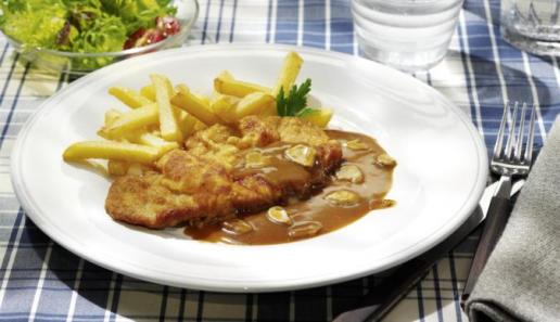 Paniertes Schnitzel mit Jägersauce Paniertes Schnitzel mit Jägersauce