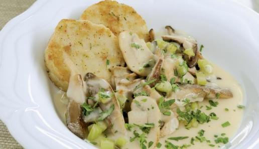 Gebratene Semmelknödel mit Pilz-Staudensellerie-Sauce Gebratene Semmelknödel mit Pilz-Staudensellerie-Sauce