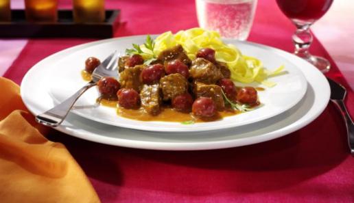 Karamellisiertes Rindergulasch mit Kirschen Karamellisiertes Rindergulasch mit Kirschen