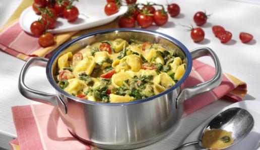 Tortelloni-Topf in Spinat-Gorgonzola-Sauce Tortelloni-Topf in Spinat-Gorgonzola-Sauce