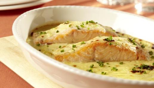 Lachs mit Schnittlauch-Zitronen-Sauce Lachs mit Schnittlauch-Zitronen-Sauce