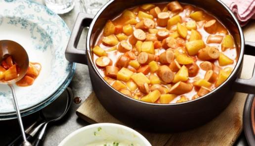 Würstchen-Kartoffel-Gulasch mit Senf-Schmand Würstchen-Kartoffel-Gulasch mit Senf-Schmand