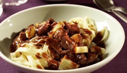 Gulasch mit Ananas-Schokosauce Gulasch mit Ananas-Schokosauce