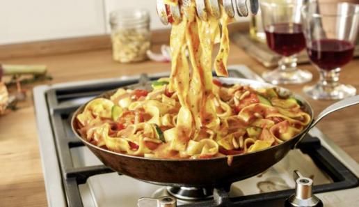 Tagliatelle in Mascarpone-Pinienkern-Sauce Tagliatelle in Mascarpone-Pinienkern-Sauce