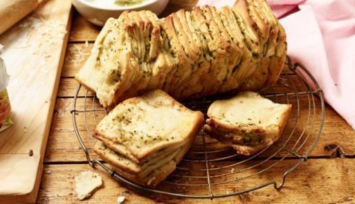 Pull-Apart-Bread mit Kräuterbutter Pull-Apart-Bread mit Kräuterbutter