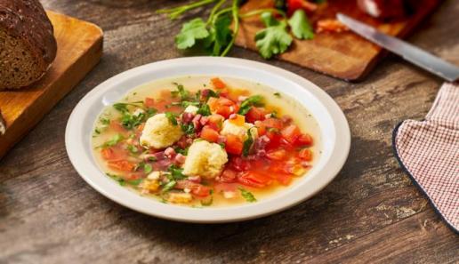 Grießklößchen-Suppe mit Kräutern Grießklößchen-Suppe mit Kräutern