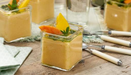 Mango-Papaya-Creme mit Minze-Sirup Mango-Papaya-Creme mit Minze-Sirup