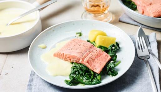 Lachs-Filet auf Blattspinat mit Zitronenschaum-Sauce Lachs-Filet auf Blattspinat mit Zitronenschaum-Sauce